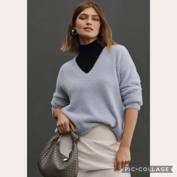 Anthropologie Sweaters - Anthropologie V-Neck Eyelash Tunic Sweater in Blue (Price Firm)